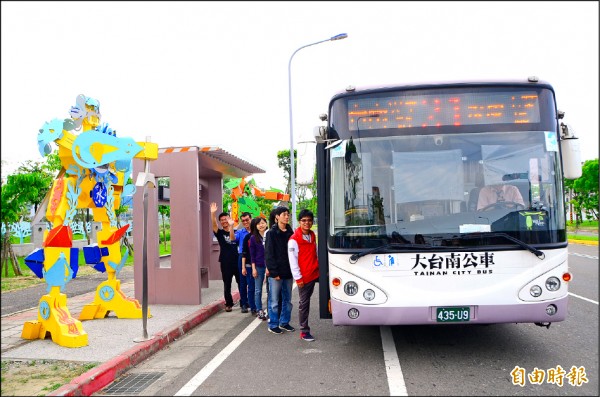 市長賴清德向兒子要的父親節禮物，就是要兒子體驗台南公車的便捷。（記者吳俊鋒攝）