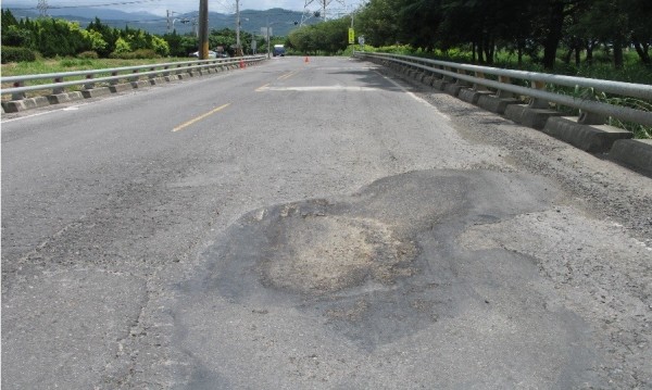 蘇女騎機車載王姓女友人行經沿山公路，為閃避路面大坑洞失控摔車。（記者李立法翻攝）