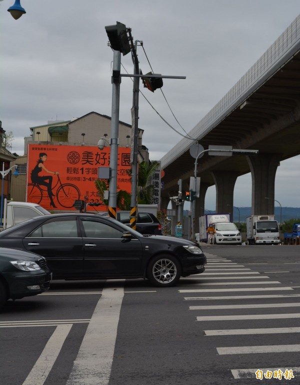 北市警表示，汽車在停等紅燈時，若僅汽車前懸越線違規，將以勸導代替舉發。圖為台中市越線違規示意圖。（資料照，記者陳建志攝）