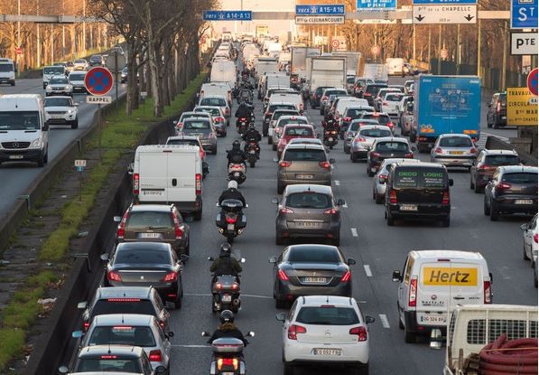 近期美國加州將合法化鑽車縫，比起國內重機上國道議題。民眾表示羨慕國外的開明。圖為國外分割道示意圖。（美聯社）