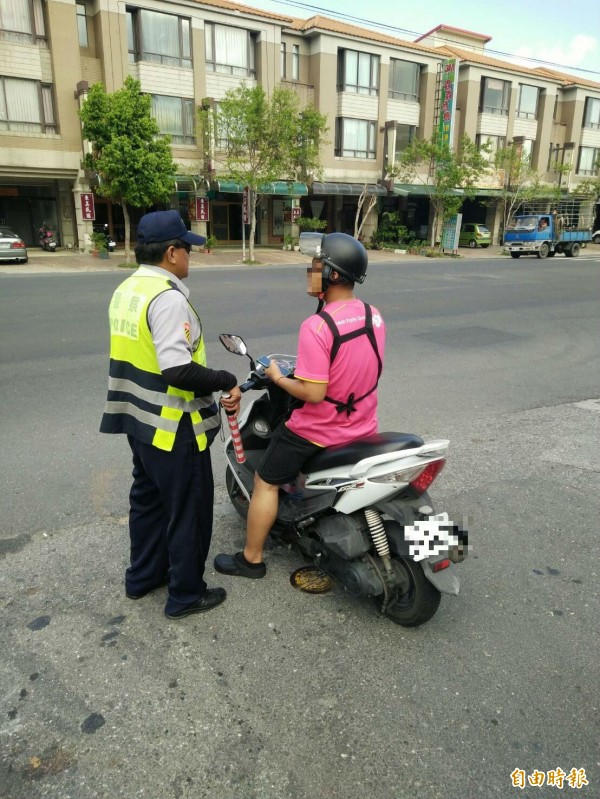 寶可夢大瘋行，台東警方取締違規不手軟，近日已舉發10件。（記者陳賢義攝）
