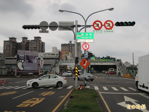 有汽車在設有禁止迴轉標誌的南市東區中華東路、凱旋路口迴轉。（記者王俊忠攝）