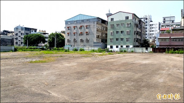 這片土地閒置多年，市府有意闢為停車場，市議員鄭功進認為有官商勾結之嫌。（記者張瑞楨攝）