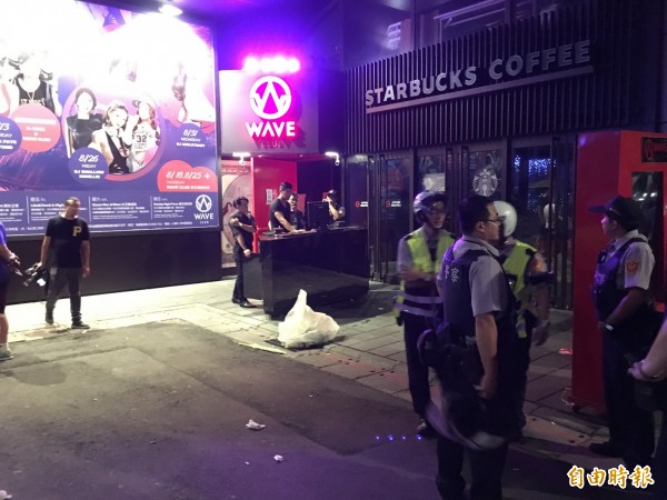 台北市信義區夜店「WAVE」發生鬥毆殺人案，警方現場封鎖。（記者姚岳宏攝）