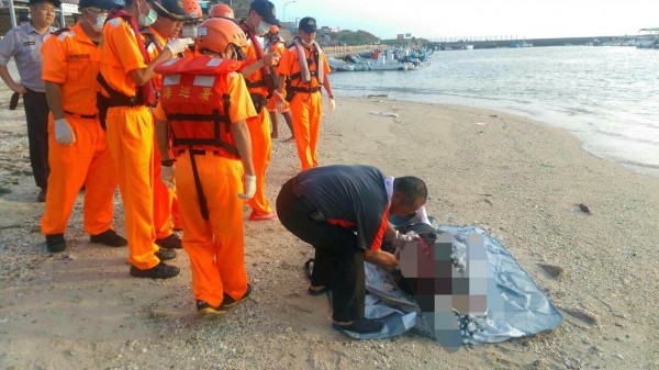 岸巡警打撈無名浮屍。（記者陳彥廷翻攝）