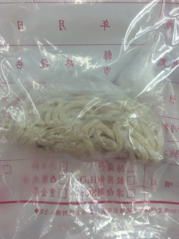 廣裕麵店自製的「拉麵」驗出不得使用的防腐劑苯甲酸。（台北市衛生局提供）