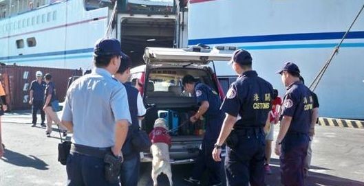 高雄關緝毒犬本週密集於碼頭出勤。（記者黃旭磊翻攝）