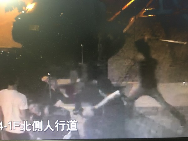 監視器拍下以蘇男為首的恐嚇集團成員拿棍棒砸毀受害店家的店面。（記者王俊忠翻攝）