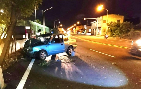 陳男轎車幾乎在沒有煞車情況下撞上路樹。（記者邱奕統翻攝）