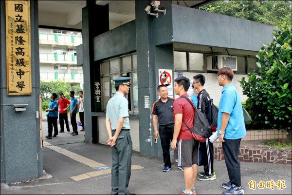 因應教官5年內退出校園，教部8月底將提出配套草案，校園安全將由校安人員取代教官，國防教育則由文職教師任教。（資料照，記者俞肇福攝）