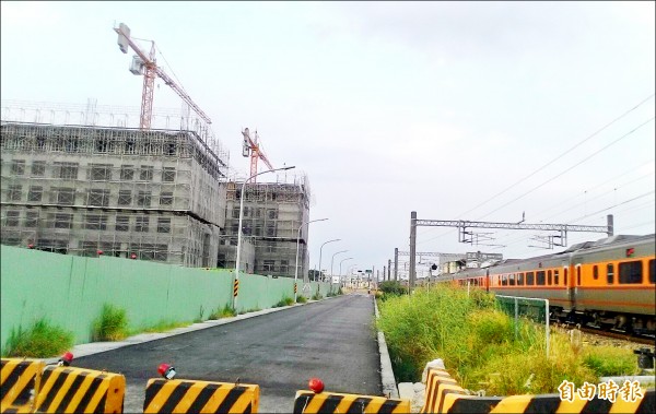南鐵照顧住宅位於台南市生產路南側，預計明年八月完工，圖右鐵路則為地下化路段。（記者蔡文居攝）