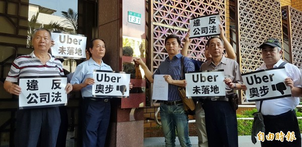 台北市計程車駕駛工會理事長鄭力嘉今接受媒體人周玉蔻的廣播專訪，直言政府要「信守承諾」，撤資就是展現決心。（資料照，記者劉信德攝）