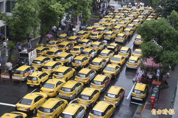 圖由上百輛計程車的司機要求立法院及主管機關解決Uber非法載客問題。（資料照，記者陳志曲攝）