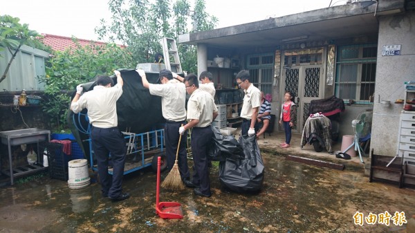 麻豆公所替代役男到陳姓長者住家整理環境。（記者楊金城攝）