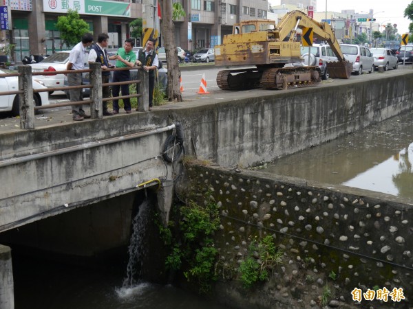 市議員吳敏濟（右二）會勘后里大排。（記者張軒哲攝）