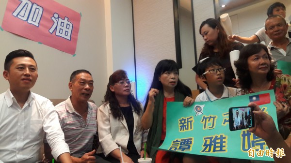 台灣射箭好手譚雅婷在里約奧運挺進八強，她的父母（左二、左三）等全家人都為她歡呼。（記者洪美秀攝）