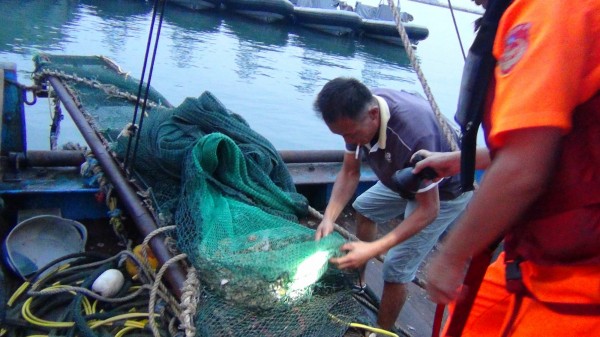 金門海巡隊查獲越界電魚的中國漁民，是一名瘖啞人士。（圖由金門海巡隊提供）