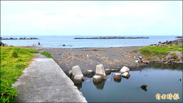 濕地公園出水口淤積嚴重，阻斷潟湖與大海連結。（記者洪臣宏攝）