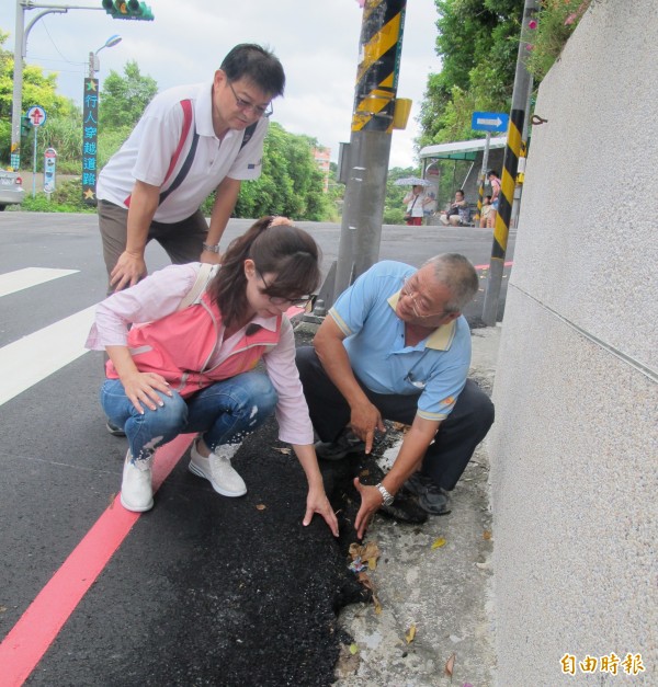 正信路重鋪後高低落差25公分，民眾摔倒（記者盧賢秀攝）