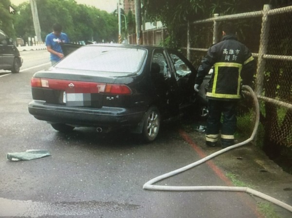 男子燒炭開車自撞護欄。（記者蔡清華翻攝）