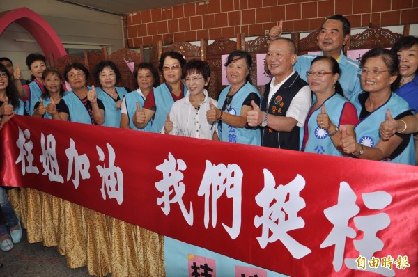 「政黨及其附隨組織不當取得財產處理條例」於今日生效，先前則傳出國民黨考慮預付黨工數個月薪水，引起各界議論紛紛。圖為國民黨地方黨工支持洪秀柱的造勢會。（資料照，記者彭健禮攝）