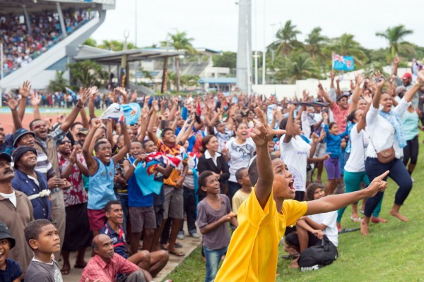 數千名斐濟民眾聚集在體育場，共同參與了這個島國歷史性的一刻。（法新社）