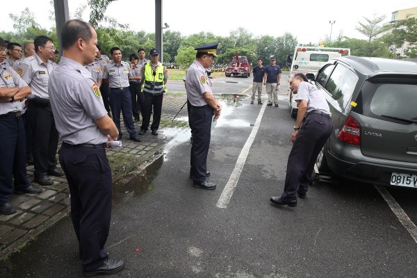 南市從4月中旬委外拖吊違停車後偶傳申訴爭議，交警大隊擴大觀摩演練，統一執法觀念與作為。（圖：交警大隊提供）