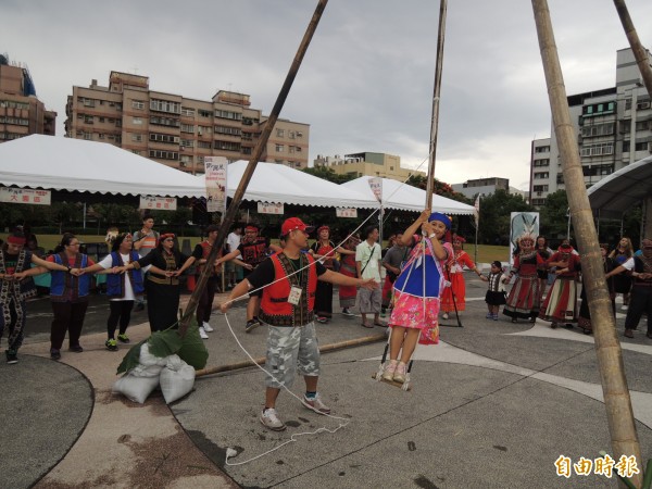 排灣族傳統婚禮中，新郎要扶推新娘盪鞦韆。（記者周敏鴻攝）