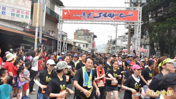 新竹縣「義起愛運動-勇士路跑」活動今天傍晚5點自新埔鎮廣和路開跑，吸引逾5000名熱愛運動的跑友參加，不僅為20日登場的義民文化祭熱鬧暖身，還能飽覽古蹟建築，品嚐客家美食。（記者廖雪茹攝）