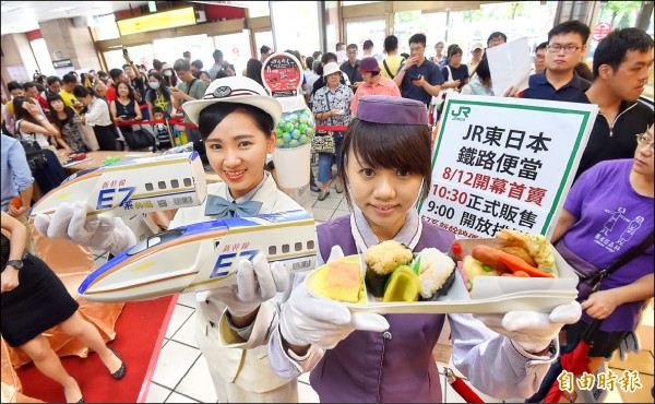 JR東日本鐵路便當選擇在台北車站開設全球第二間短期店舖，並在12日開賣包括造型搶眼、限量50份的E7新幹線便當，吸引大批鐵道迷排隊搶購。（記者劉信德攝）