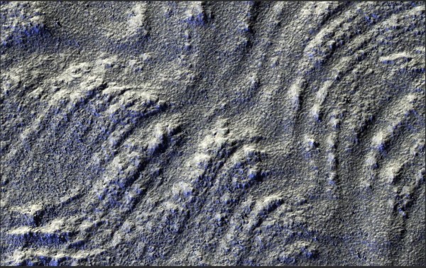 美國太空總署（NASA）的火星勘測軌道衛星（MRO）近日使用HiRise相機，拍攝了1000多張火星照片，完美呈現火星的壯麗景觀。（圖擷自NASA）