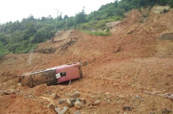 台灣旅行團在中國福建遇上土石流，全團旅客含領隊21人，其中有1人死亡，2人重傷。（圖擷取自《央視》）