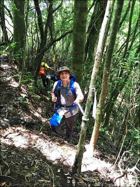 浩天宮重建委員主委王經綻（前）等登山隊成員最近加緊練習爬山，以便22日帶著潛水媽登玉山。（王經綻提供）