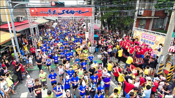 新竹縣「義起愛運動—勇士路跑」活動昨天傍晚5點自新埔鎮廣和路開跑，吸引逾萬名熱愛運動的跑友參加。（新竹縣政府提供）