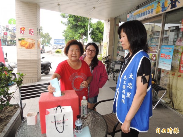 台南市南區大忠里第三十八鄰鄰民公開票選新鄰長。（記者王俊忠攝）