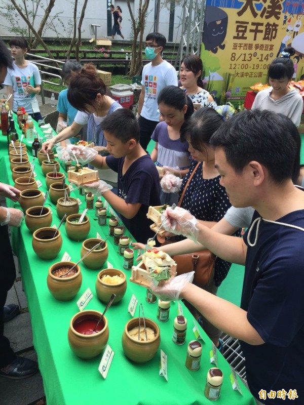 大溪豆干節舉辦「豆干大廚神創意料理大賽」，競爭激烈。（記者李容萍攝）