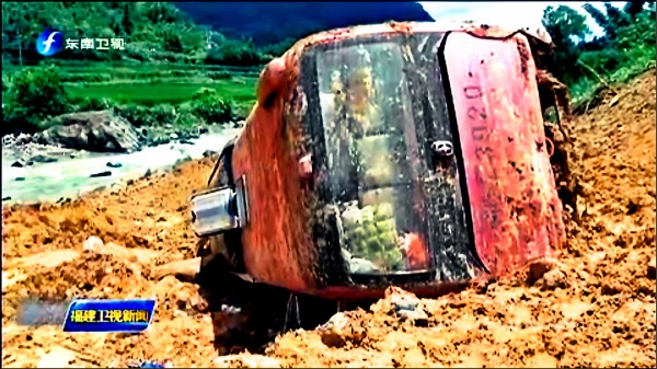 中國福建龍岩永定地區山路昨發生土石流，一輛台灣旅行團遊覽車剛好經過遭掩埋，50歲葉姓婦人逃避不及喪生，另有兩人傷勢較重。（取自網路）