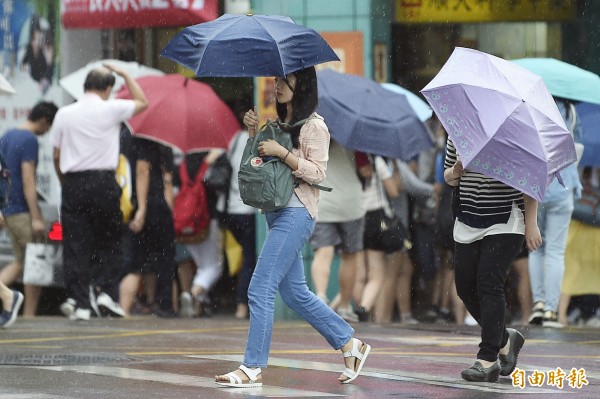 明天台灣仍在低壓帶內，雖然水氣已較少，但南部仍有不定時局部陣雨或雷雨。（資料照，記者陳志曲攝）