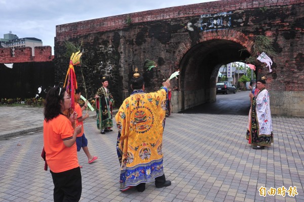 道長祭拜四城門引魂。（記者蔡宗憲攝）