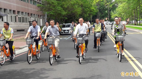 新竹市YouBike微笑單車新增五個站點，首度前進大學校園！市長林智堅與情大校長賀陳弘及微笑單車公司一起在清大校園騎單車，鼓勵大學生騎到舊城區來感受綠色運輸輕旅行。（記者洪美秀攝）