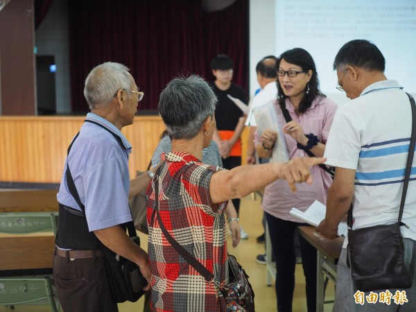 市府水務局針對蘆竹區茄苳溪橋下游至桃園區仁德橋上游周邊的土地徵收舉行公聽會，會後許多地主圍著水務局承辦人員理論。（記者陳昀攝）