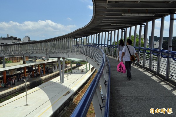 內壢車站的跨站天橋又高又長，許多旅客都說行走不易。（記者李容萍攝）