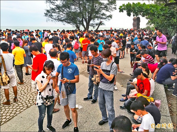 台南安平觀夕平台湧現抓寶人潮。（記者蔡文居攝）