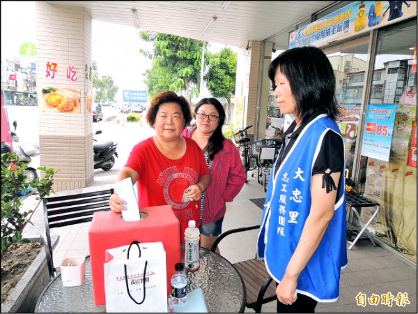 台南市南區大忠里第三十八鄰鄰民公開票選新鄰長。（記者王俊忠攝）