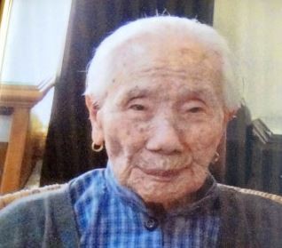 102歲的馬國人瑞黄桔妹日前在睡夢中安詳的辭世，然而家人也驕傲的表示，婆婆生前非常健康，沒去過醫院。（圖擷取自光華日報）