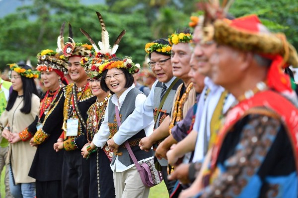 總統蔡英文與族人一同在收穫祭上舞蹈。（圖擷取自臉書）