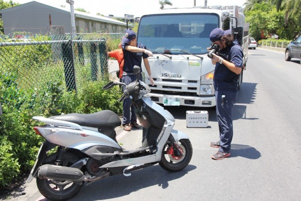 車禍現場。（記者林敬倫翻攝）