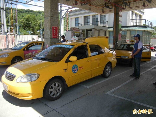 環保署預告：汽車天然氣補助將延至107年底。圖為計程車排隊加氣情形。（資料照，記者黃旭磊攝）