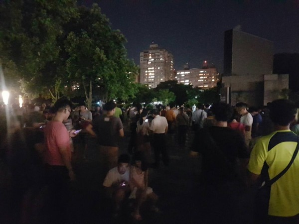 到了半夜，228紀念公園內仍聚集大批抓寶客。（記者徐聖倫翻攝）