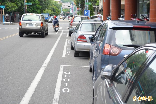 彰化市絕大多數路邊汽車停車格已陸續完成噴漆編號，最快年底前實施停車收費。（記者湯世名攝）